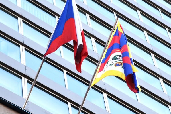 Tibetská vlajka opět zavlála na Libereckém krajském úřadu