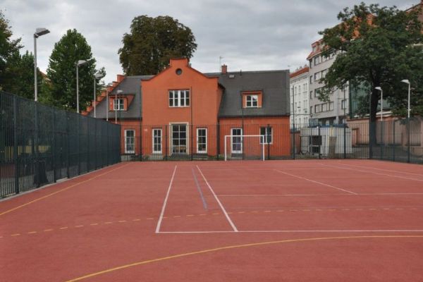 Praha finančně podpoří odpolední provoz školních hřišť a pomůže dětem ze sociálně znevýhodněných rodin v účasti na školních akcích Praha finančně podpoří odpolední provoz školních hřišť a pomůže dětem ze sociálně znevýhodněných rodin v účasti na školních akcích