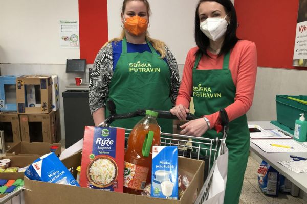 Češi prokázali solidaritu. Sbírka potravin se vydařila Češi prokázali solidaritu. Sbírka potravin se vydařila