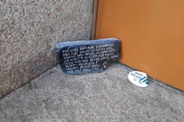 Kraslice: Lidé poděkovali policistům Kraslice: Lidé poděkovali policistům