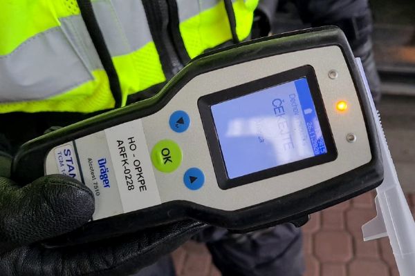 V Dubňanech zastavili řidiče s 3,88 promile. Spolujezdkyně kopla do policejního auta