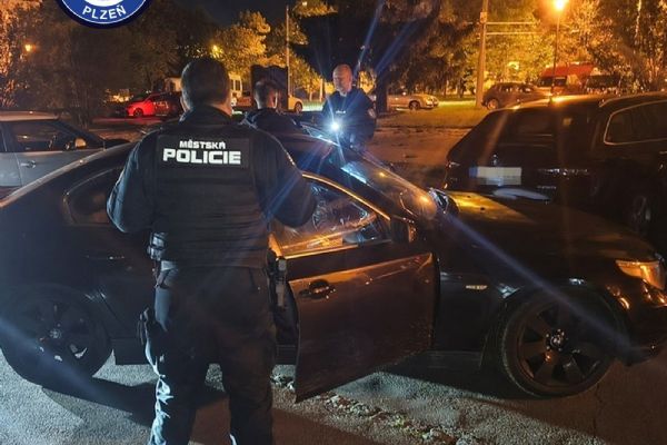 V Plzni na Borech zadrželi muže v BMW potřetí za 17 dní. Jezdí bez řidičáku a pod vlivem