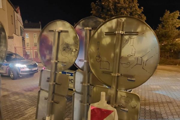 Klukovina může mít drahou dohru. Devatenáctiletý mladík počmáral v Plzni dopravní značky