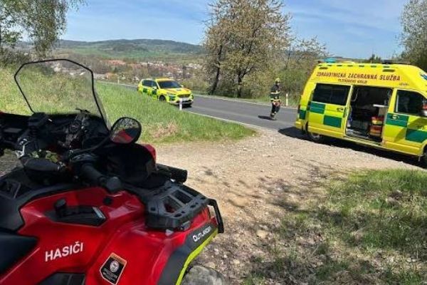 Nešťastná nehoda při výjezdu hasičů u Sušice. Čtyřkolka srazila otce s osmiletým synem