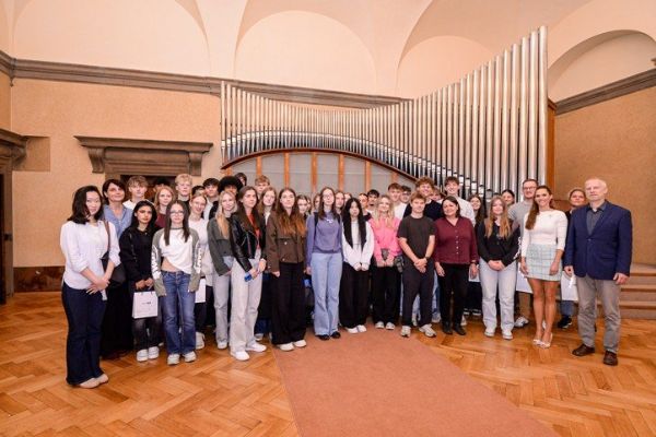 Na radnici v Plzni přivítali 20 studentů a učitelů z Ambergu. Školy zahájí výměnu 2026
