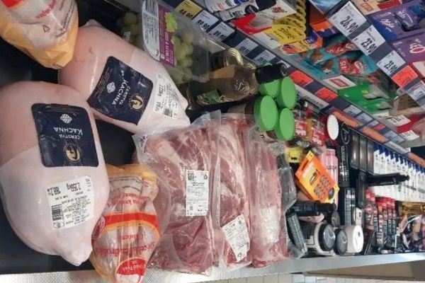 Nákup za 36 tisíc chtěl odvézt bez placení. Košík byl tak plný, že se zboží nevešlo ani na pás  
