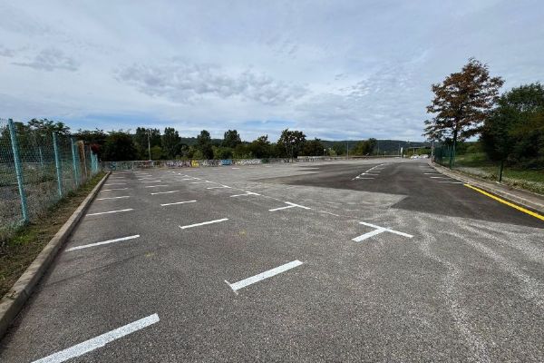 Nové P+R u zastávky Nádraží Modřany nabízí 52 míst zdarma. Má usnadnit dojíždění do Prahy