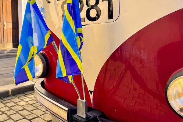 Pražské tramvaje vyjely 23. září s modrožlutými vlaječkami na podporu znakového jazyka