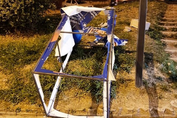 Muž, který poškodil volební kostky v Bohdalecké, se přihlásil policii. Myslel, že jde o nelegální reklamu