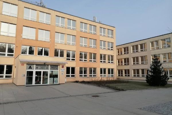 Salmonelóza v Újezdu nad Lesy: nemocných je už 363, 50 lidí skončilo v nemocnici. Případ šetří policie