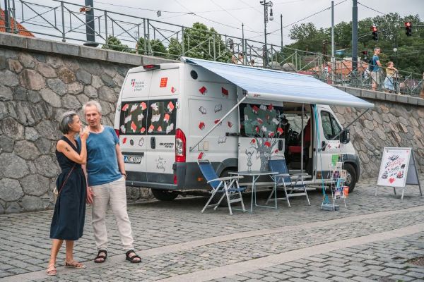 Nádraží Holešovice se na den změní na zastávku Knižní. Dorazí bibliobus, autoři i open mic