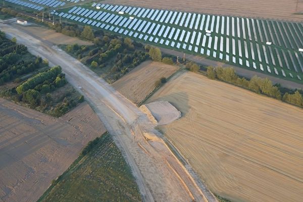 V Dyníně zahájila provoz fotovoltaická elektrárna Stella. Patří mezi největší solární zdroje v Česku