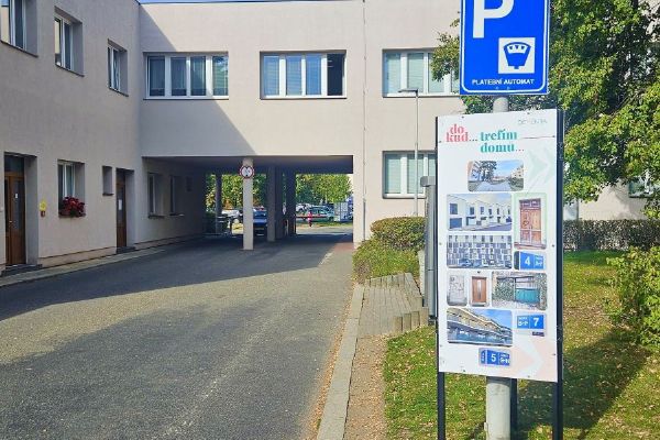 Písecká nemocnice se zapojila do kampaně Dokud… Panel upozorňuje na život s demencí