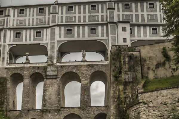 Policisté v převleku za turisty zachránili mladíka na Plášťovém mostě v Českém Krumlově