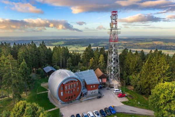 Na Javorníku u Liberce otevřeli rozhlednu ze stožáru. Na vyhlídku vede 186 schodů