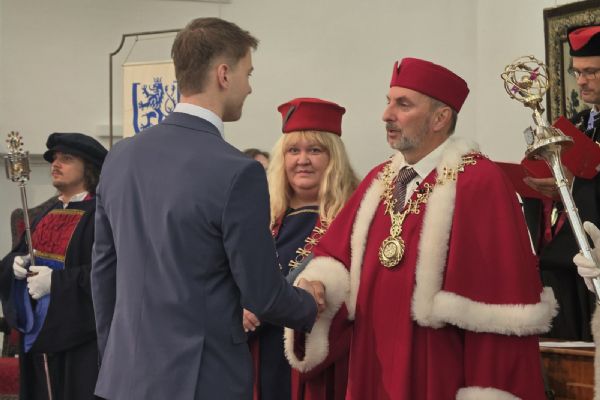 Plzeňská pedagogická fakulta slaví úspěch! Vychovala 579 absolventů, mezi nimi i desítky potřebných učitelů