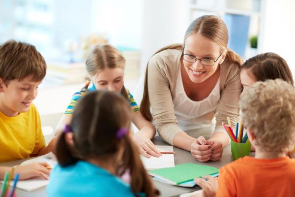 Velká změna ve školách. O využití asistentů pedagoga mají nově více rozhodovat ředitelé