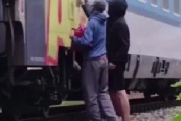 Policie pátrá po dvojici kvůli pomalování vlaku u Valchy. Zveřejnila fotografie