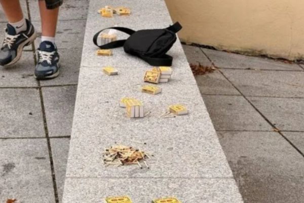 Nebezpečná hra školáků v Rokycanech. Zapalovali a rozhazovali sirky, zasáhli strážníci