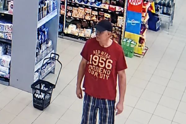 Zloděj v Plzni odjel na kole za 100 tisíc korun. Zachytily ho kamery, policie po něm pátrá