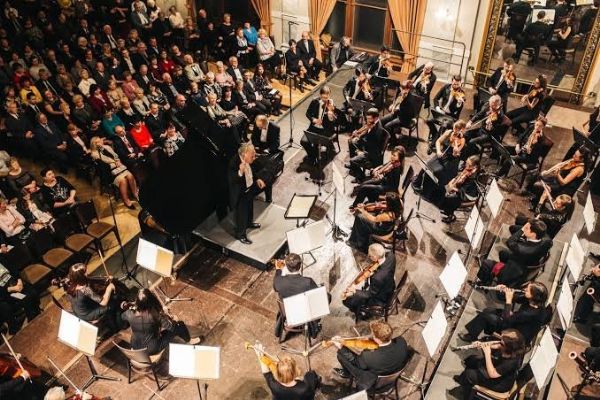 Plzeňská filharmonie zahájí sezónu 8. října v Měšťanské besedě s Ardaševem a Rachmaninovem