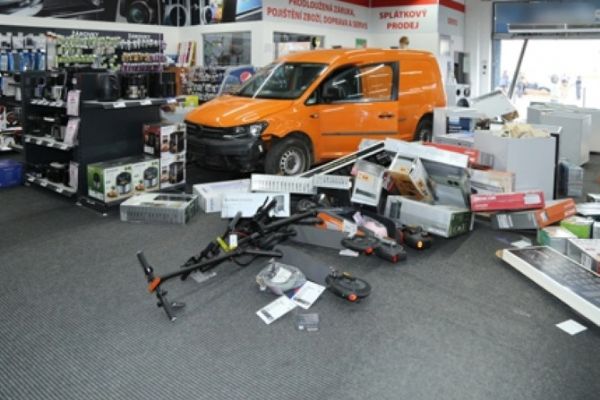 Kradl auta, vykrádal boxy, dokonce projel výlohou obchodu. Policie zadržela muže z Plzeňska