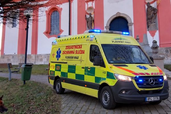 U kostela v Přešticích muž sjel se zahradním traktůrkem z kamenné zídky a zemřel