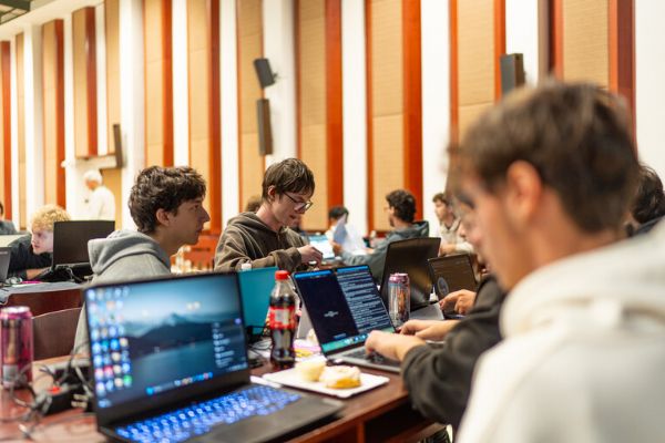 24 hodin, sedm týmů a souboj o nejlepší nápad. Studenti ZČU zabodovali v napínavém hackathonu