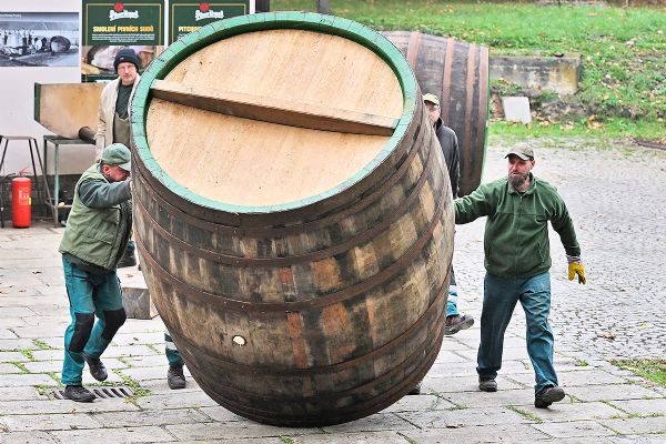 Tradiční smolení v Plzni. 17 obřích 40hl sudů dostává nový vnitřní kabát ze smoly