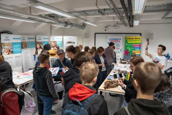 Kam po základní škole? V plzeňském TechToweru se představí 35 škol, lákají i na roboty