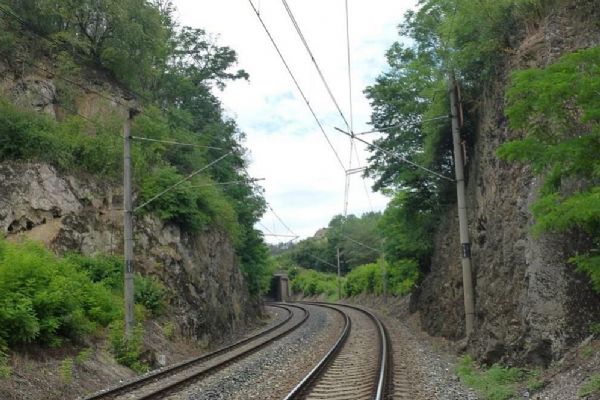 Cesta vlakem z Plzeňska do Prahy se zkomplikuje. Rychlíky nahradí autobusy, hrozí zpoždění