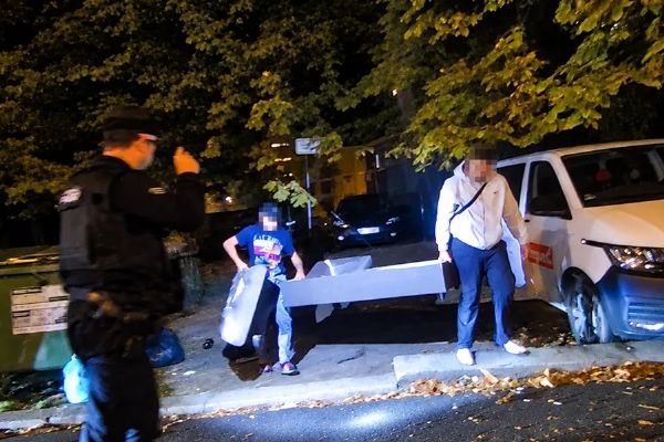 Chtěl se zbavit nepotřebné postele a odložil ji ke kontejnerům. V Plzni ho načapali strážníci