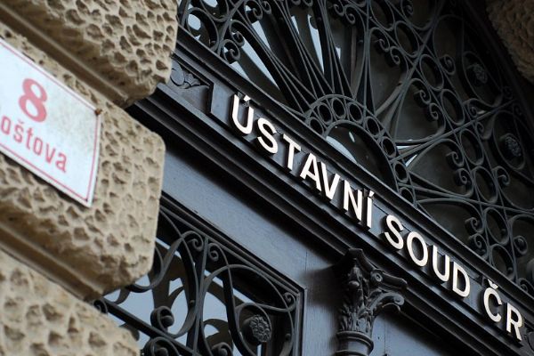 Podezření ze zneužívání chlapce vlastním otcem v Plzni? Ústavní soud stížnost chlapce odmítl