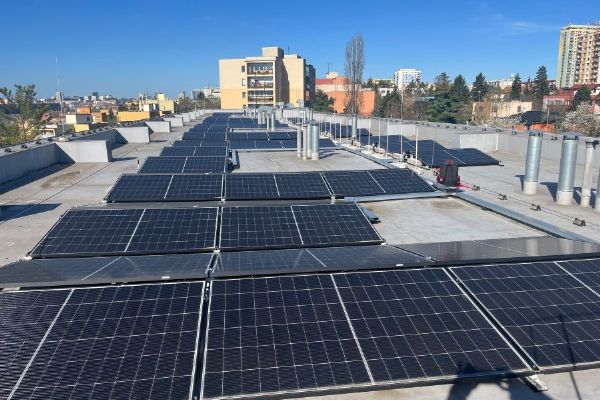 Praha letos rozšíří solární elektrárny na městských budovách o výkon 1,385 MWp. V provozu jich má už 64