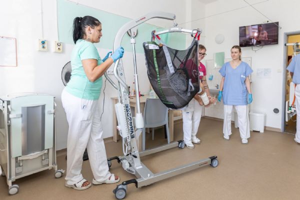 Sestry v Rokycanech mají novou pomocnici „Evu“. Pacienty zvedá, přenáší a dokonce i váží