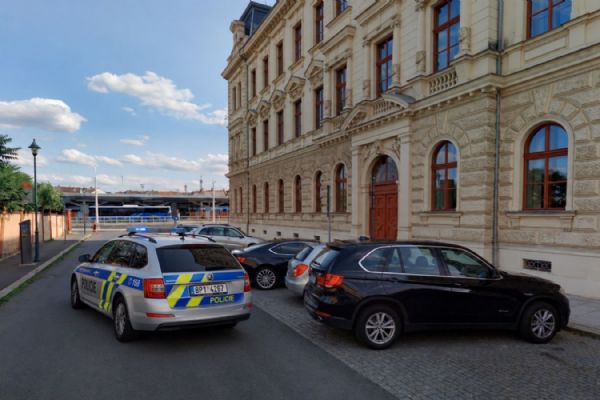 Skandál v Plzni! Státní zástupce měl s více než třemi promile nabourat dvě auta a ujet