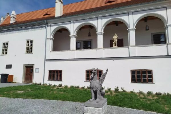 Rytíři dnes vytasí meče na zámku Mokrosuky. Šerm, středověká zábava i velká charitativní aukce