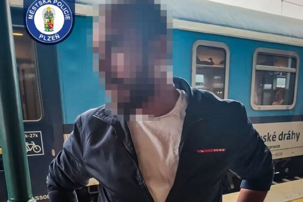 Muž bez jízdenky a dokladů odmítal opustit Bavorský expres. V Plzni si ho převzala cizinecká policie