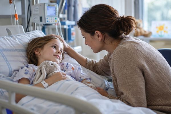 Rodiče u nemocničního lůžka nejsou jen návštěva. Odborníci řeší práva hospitalizovaných dětí