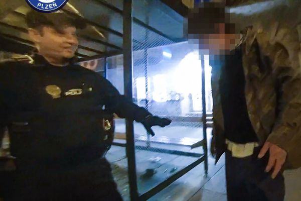 Opilý agresor v Plzni napadal lidi na zastávce i přivolané strážníky. Skončil na záchytce