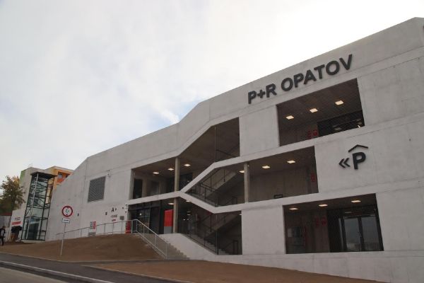 Praha otevřela nový parkovací dům P+R Opatov. Nabízí 495 míst, část kapacity je vyhrazena rezidentům