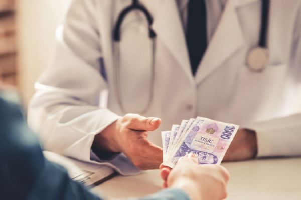 Za co u lékaře platit a za co už ne? Ministerstvo zakročilo proti neoprávněným poplatkům, pacientům radí