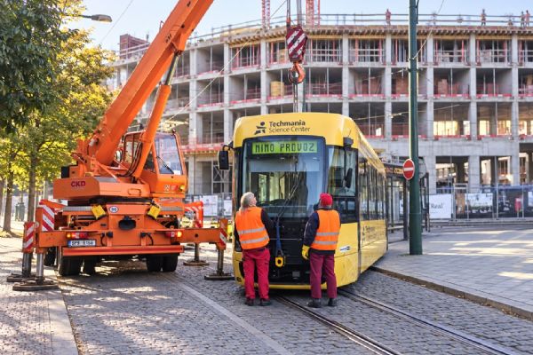 Dvě nehody tramvají během jednoho rána. Na Anglickém nábřeží se srazily, U Zvonu jedna vykolejila