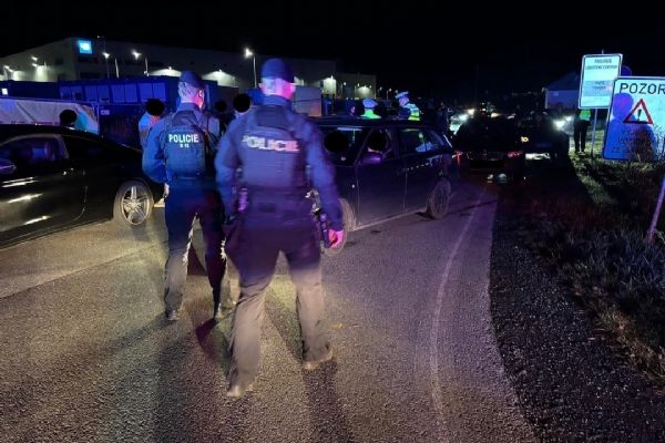 Tuningový sraz v Plzni pod dohledem policie. Kontroly odhalily 35 přestupků