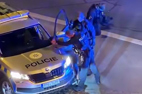 Zásah u divadla v Plzni byl podle GIBS přiměřený a zákonný. Policie případ odložila