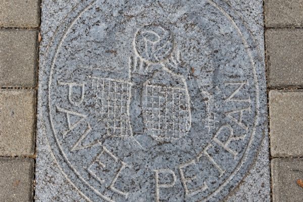 Kladruby mají svůj Chodník cti a slávy! První dvě dlaždice připomínají významné osobnosti města