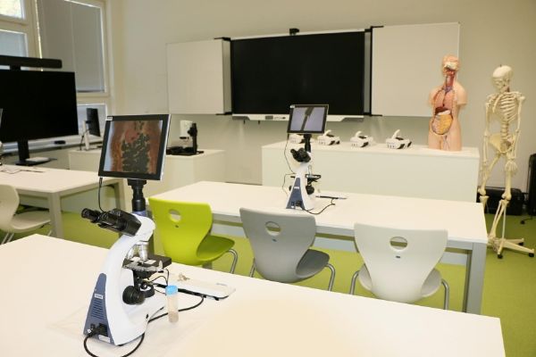 ZŠ Máj II v Českých Budějovicích otevřela nové učebny přírodopisu a digitálních technologií