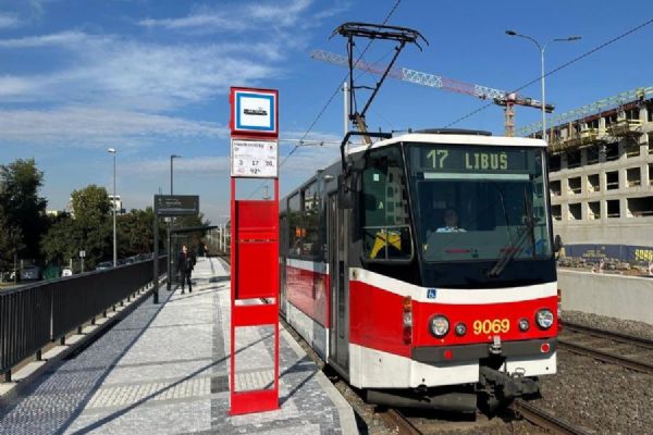 Nové tramvajové zastávky Hodkovičky začaly sloužit cestujícím. Jsou bezbariérové a zkrátí cestu k tramvaji