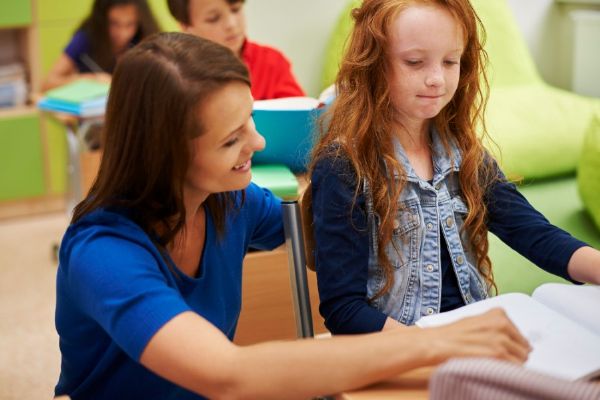 Školy mají od září 2027 získat větší kontrolu nad asistenty pedagoga. Nejistota panuje kolem financování