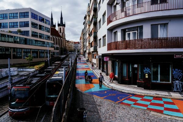 Antonínskou ulici u Strossmayerova náměstí oživila barevná malba. Podíleli se na ní i školáci